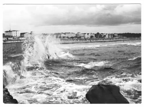 AK, Rostock Warnemünde, Sturm an der Westmole, 1963