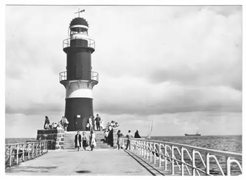 AK, Rostock Warnemünde, Molenspitze, belebt, 1966