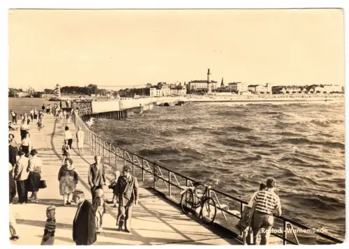 AK, Rostock Warnemünde, Mole belebt und Stadtpanorama, 1960