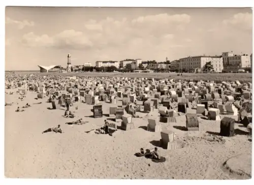 AK, Rostock Warnemünde, Strand belebt, 1970