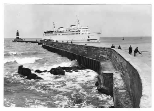 AK, Rostock Warnemünde, Mole mit einlaufendem Fährschiff Warnemünde, 1971