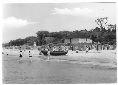 AK, Seeheilbad Graal-Müritz, Strand belebt, Strandhalle, Fischerboot, 1965