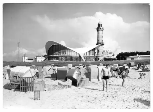AK, Rostock Warnemünde, Teepott und Leuchtturm, Strand belebt, 1968, Echtfoto