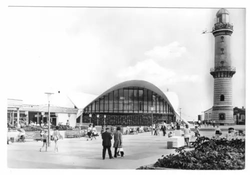 AK, Rostock Warnemünde, Teepott und Leuchtturm, belebt, 1976