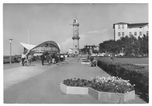 AK, Rostock Warnemünde, Strandpromenade mit Leuchtturm und Teepott, 1970
