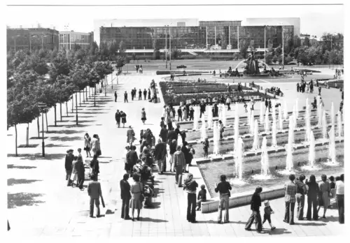 AK, Berlin Mitte, Anlagen am Fernsehturm mit Blick zum Palast der Republik, 1977