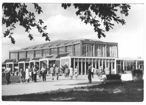 AK, Berlin Friedrichsfelde, Tierpark, Alfred-Brem-Haus, belebt, 1964
