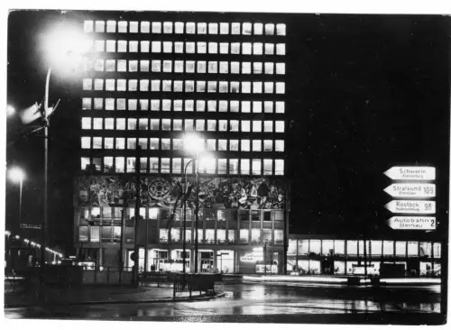 AK, Berlin Mitte, Haus des Lehrers, Nachtansicht, Wegweiser, 1965