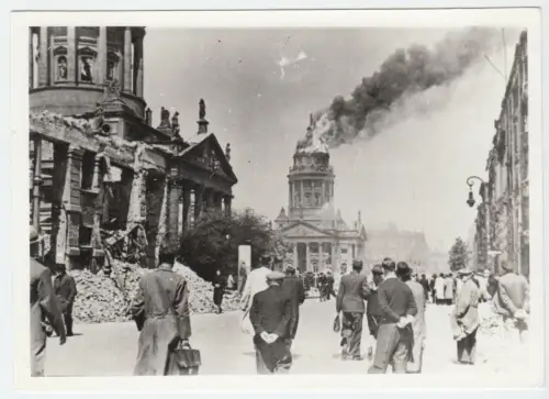 Foto im AK-Format, Berlin Mitte, Gendarmenmarkt, Franz. Dom im Brand, Reprint