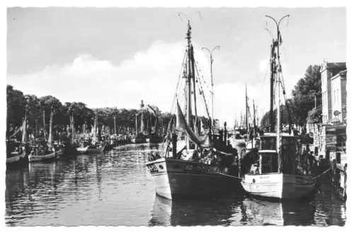 AK, Rostock Warnemünde, Alte Fahrt mit Fischereibooten, 1962