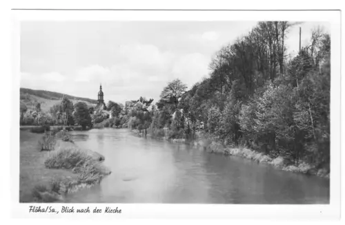 AK, Flöha Sa., Blick über Wasserlauf zur Kirche, 1955