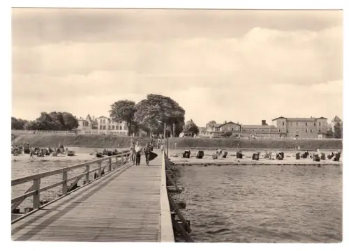 AK, Kühlungsborn Kr. Bad Doberan, Blick vom Seesteg auf den Strand, 1965