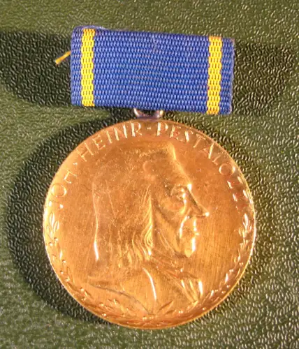Medaille,  DDR, Pestalozzi-Medaille für treue Dienste in Gold