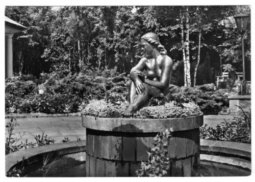 AK, Kühlungsborn Kr. Bad Doberan, Brunnenfigur im Konzertgarten Ost, 1965