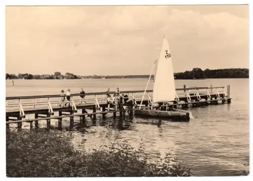 AK, Zeuthen Kr. Königs Wusterhausen, Bootssteg mit Segelboot, 1964