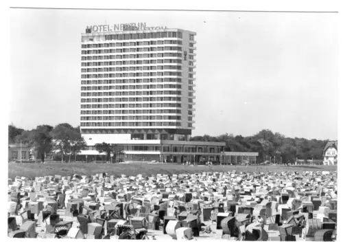 AK, Rostock Warnemünde, Blick über den Strand zum Hotel "Neptun", 1974