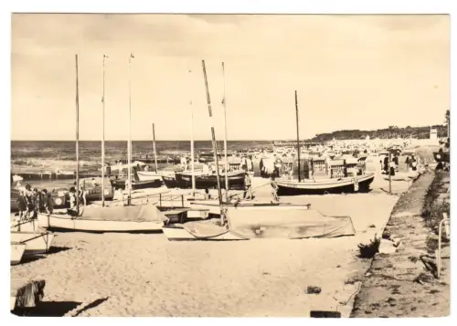 AK, Kühlungsborn Kr. Bad Doberan, Strand mit Booten, belebt, 1970