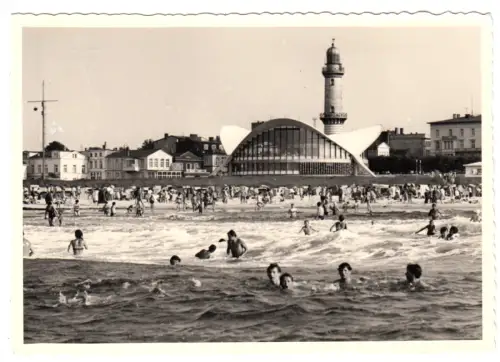 AK, Rostock Warnemünde, Blick vom Strand auf Teepott und Leuchtturm, 1985