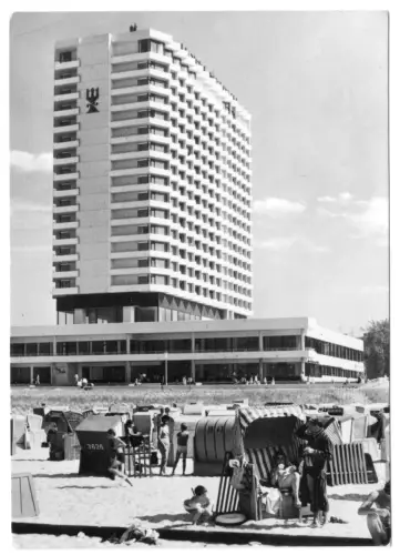 AK, Rostock Warnemünde, Hotel "Neptun", Ansicht vom Strand, belebt, 1974