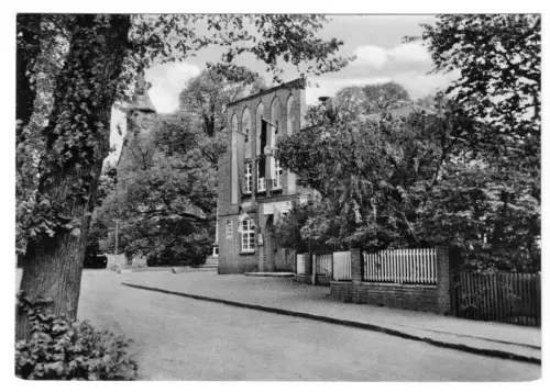 AK, Zarrenthin Meckl., Rathaus, beflaggt, 1963