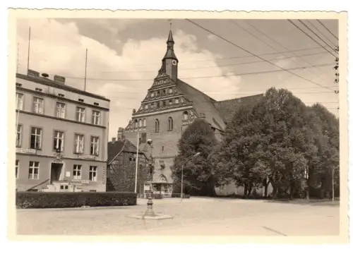 AK, Bad Wilsnack, Karl-Marx-Platz mit Rathaus und Kirche, Echtfoto, um 1960