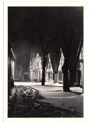 AK, Rostock Warnemünde, winterliche Straßenpartie, Nachtansicht, 1969