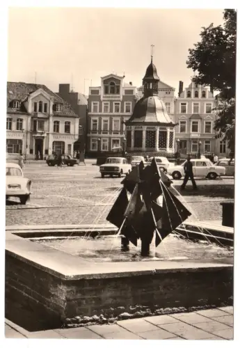 AK, Wismar, Markt mit Alter Wasserkunst und modernem Brunnen, 1980