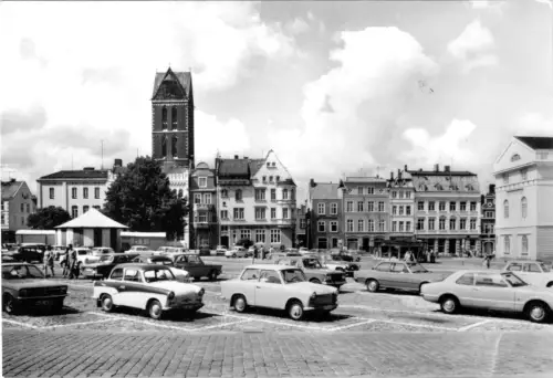 AK, Wismar, Markt, Parkplatz mit zeitgen. Pkw, 1979