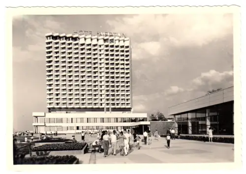 AK, Rostock Warnemünde, Hotel Neptun, belebt, 1982