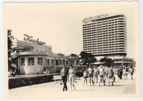 AK, Rostock Warnemünde, Blick vom Kurhaus zum Hotel "Neptun", belebt, 1983