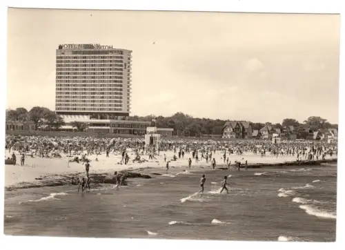 AK, Rostock Warnemünde, Strand belebt am Hotel "Neptun", 1974