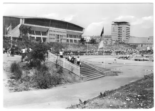 AK,  Schwerin, Sport- und Kongresshalle und Stadion, belebt, Version 3, 1975