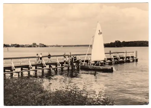 AK, Zeuthen Kr. Königs Wusterhausen, Bootssteg mit Segelboot, 1964