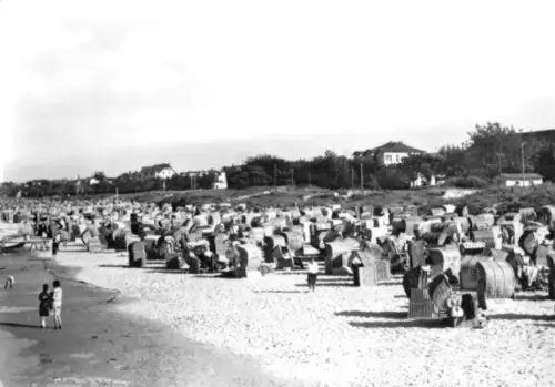 AK, Seebad Ahlbeck Usedom, Strandpartie belebt, 1966