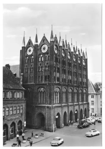 AK, Stralsund, Rathaus und Reisebüro, belebt, 1975