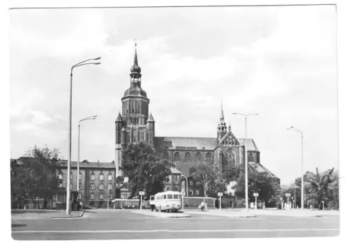 AK, Stralsund, Blick zur Marienkirche mit Busbahnhof im Vordergrund, 1970