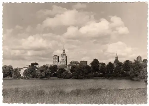 AK, Stralsund, Panorama mit St. Nikolaikirche und Kütertor, 1958