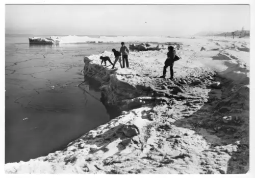 AK, Insel Rügen?, winterlicher Strand an der Ostseeküste, belebt, 1983