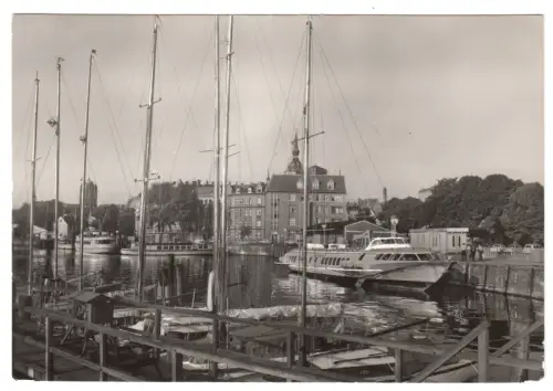 AK, Stralsund, Partie im Hafen mit Tragflügelboot, 1984