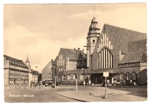 AK, Stralsund, Bahnhof mit Vorplatz, Mitropa-Gaststätte, 1963