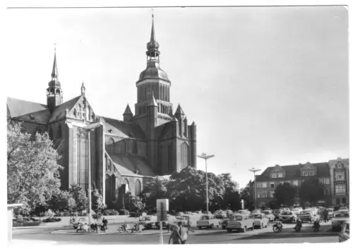 AK, Stralsund, Marienkirche, Leninplatz und zeitgen. Kfz., 1983