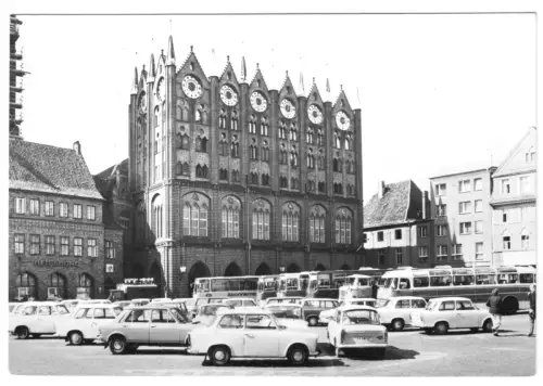 AK, Stralsund, Alter Markt und Rathaus, Busse, 1983