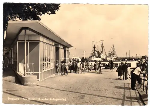 AK, Stralsund, Dampfer-Anlegestelle am Hafen, belebt, 1963