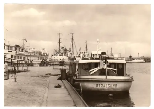 AK, Stralsund, Dampfer-Anlegestelle am Hafen, 1967