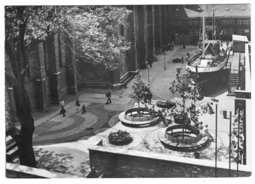 AK, Stralsund, Meeresmuseum, Nordhof mit Fischkutter, 1978