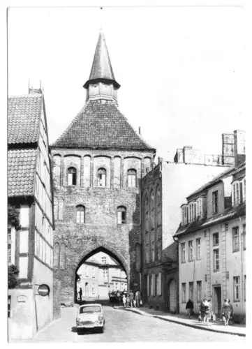 AK, Stralsund, Straßenpartie mit Blick zum Kütertor, 1971