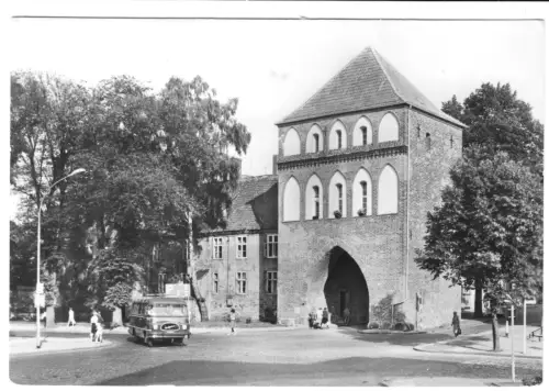 AK, Stralsund, Straßenpartie mit Knieper Tor, Bus, 1979