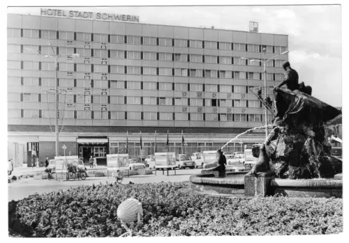 AK,  Schwerin, Blick zum Hotel "Stadt Schwerin", belebt, Version 2, 1972