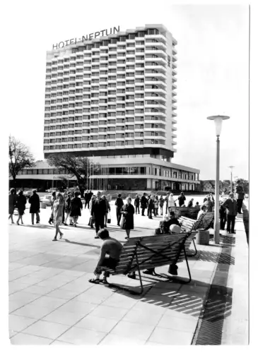 AK, Rostock Warnemünde, Strandpromenade belebt,  Hotel "Neptun",  1975