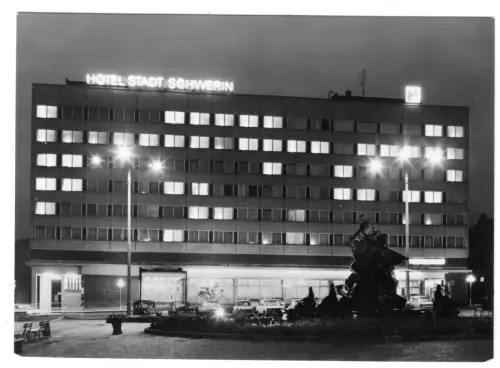 AK,  Schwerin, Blick zum Hotel "Stadt Schwerin", Nachtansicht, 1974